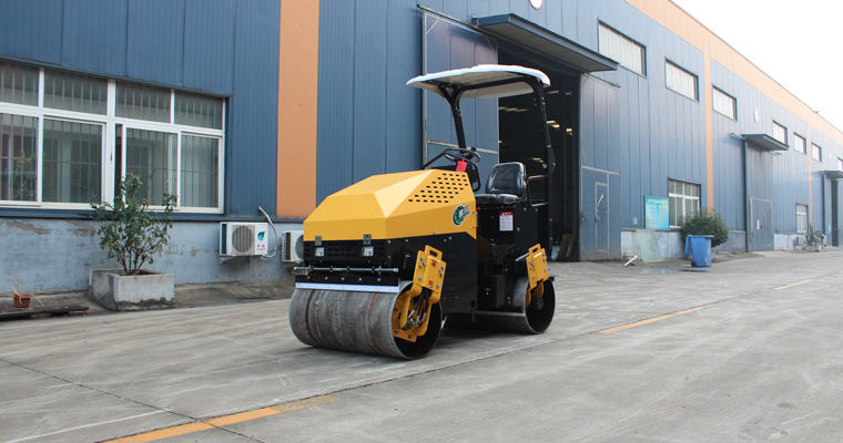 幼型压路机