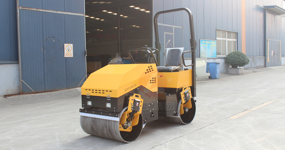 幼型压路机