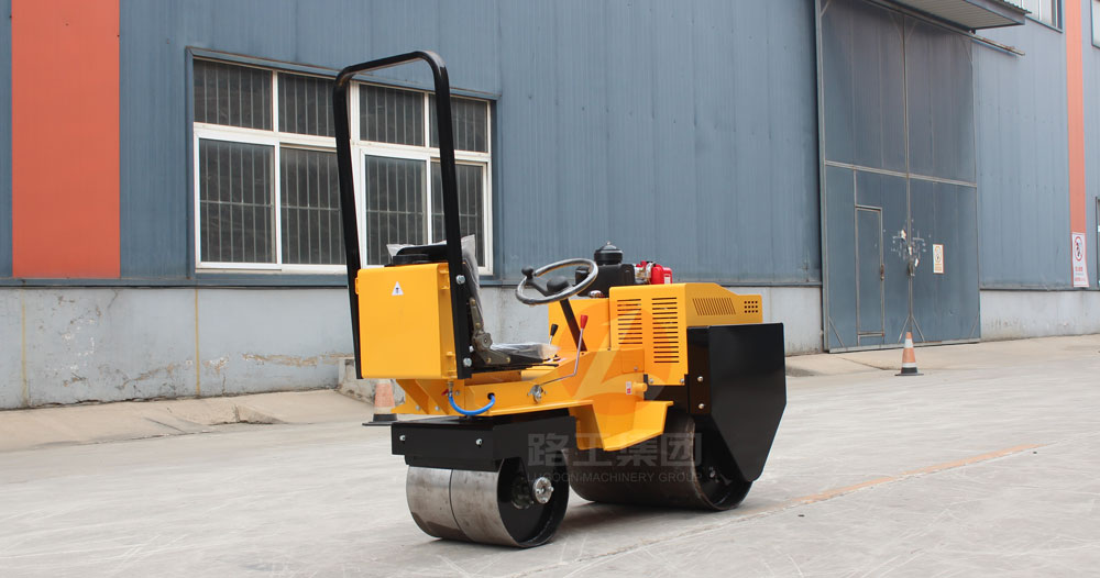 幼型压路机